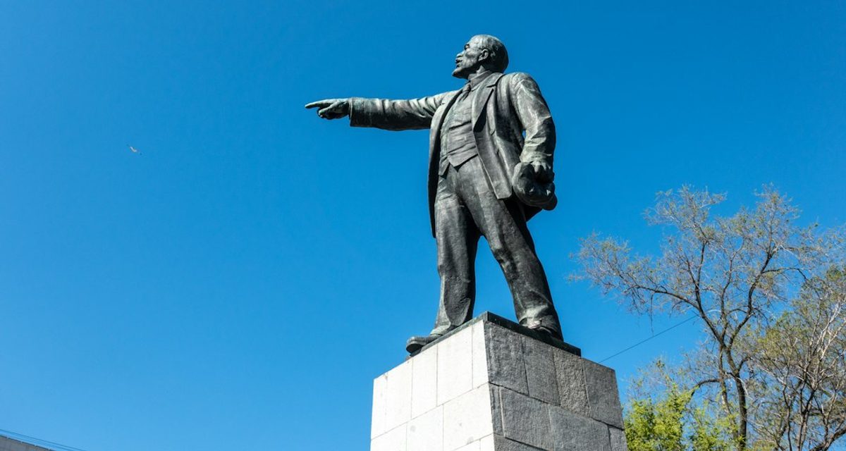 Памятник Солженицыну в центре Владивостока перенесут в сквер Веры и Надежды