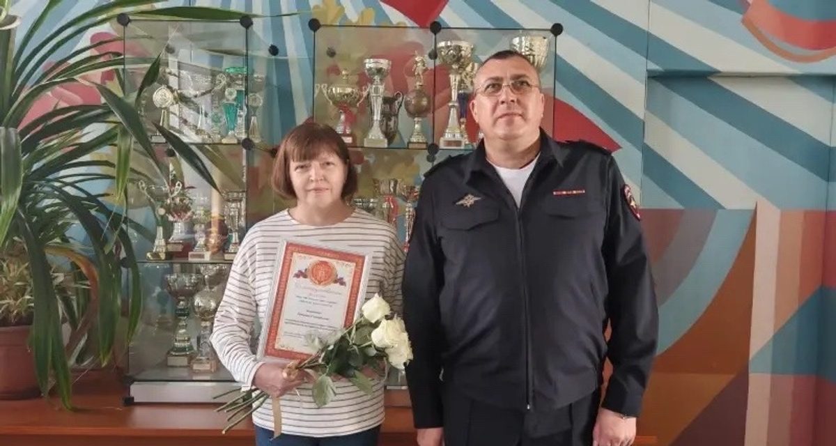 Полиция поблагодарила жительницу Уссурийска, которая не дала знакомой обналичить все сбережения
