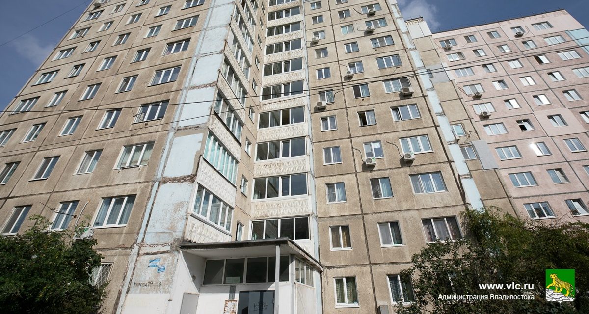 Во Владивостоке в 95% домов уже включили отопление, остальные развоздушивают батареи