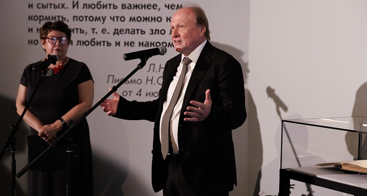 Праправнук Льва Толстого открыл во Владивостоке выставку с ботинками для Фета