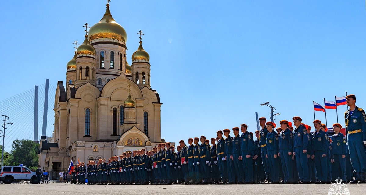Более сотни молодых людей, включая более 70 кадетов, приняли присягу на центральной площади Владивостока