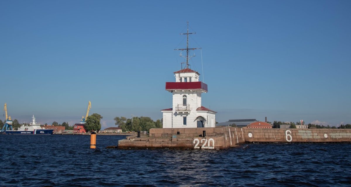 Теплоход «Русский Восток» сорвало с якоря и унесло на мель у Токаревского маяка