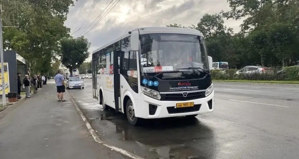 В Артеме пожилая пассажирка выпала из автобуса с открытой дверью