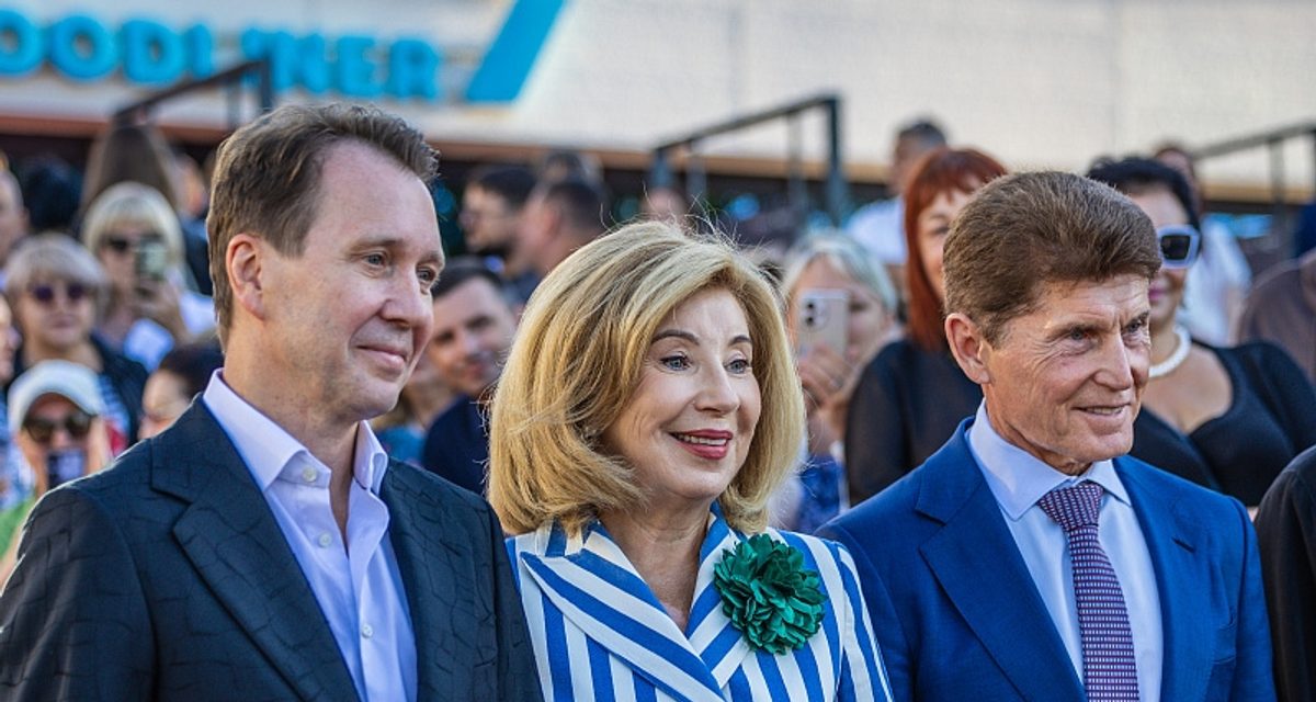 Евгений Миронов получил орден Арсеньева на предпремьерном показе сериала во Владивостоке