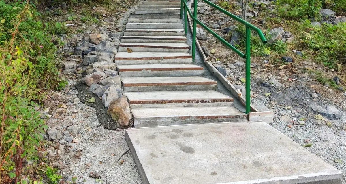 В сквере на Ватутина во Владивостоке построили лестницу для удобного спуска