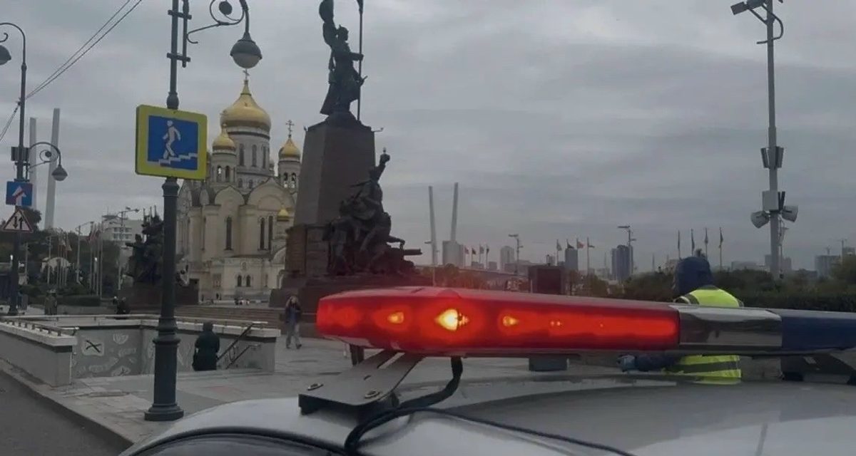 Во Владивостоке из-за сильных дождей водителей попросили протереть стёкла и снизить скорость