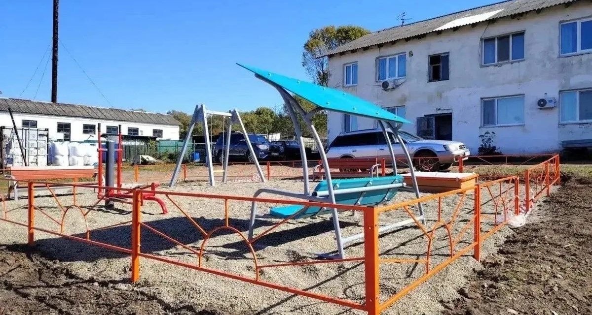 На острове Попова жители сами устроили во дворах качели, тренажёр и скамью с навесом